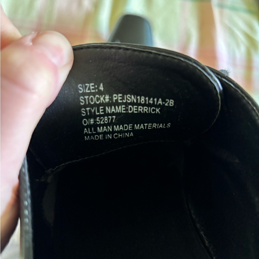 Boys black Perry Ellis dress shoe. Good condition - Picture 4 of 5